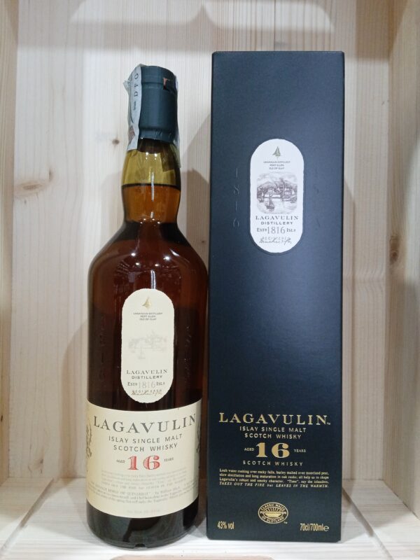 Islay Single Malt Scotch Whisky Lagavulin aged 16 years